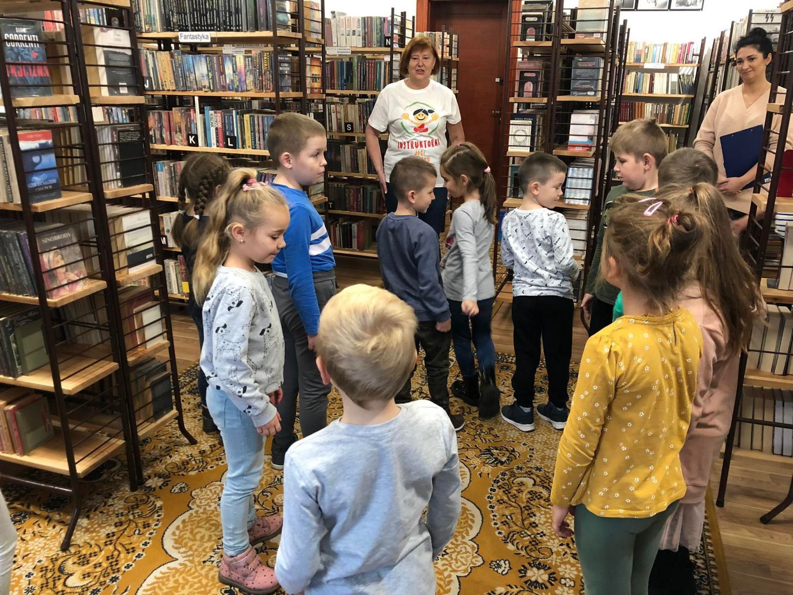 Dzieci z przedszkola w Gromadce podczas zajęć w bibliotece.