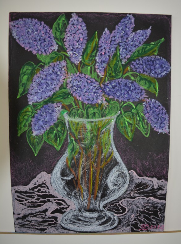 Rysunek Pani Barbary Debernej przedstawiający kwiaty bzu w wazonie wykonany pastelami olejnymi na czarnym papierze