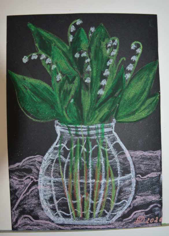 Rysunek Pani Barbary Debernej przedstawiający konwalie w wazonie wykonany za pomocą pasteli olejnych na czarnym papierze